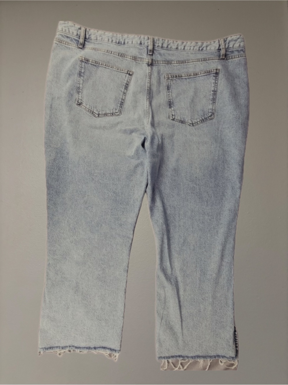 Women's Light Wash Cropped Jeans with Frayed Hem
